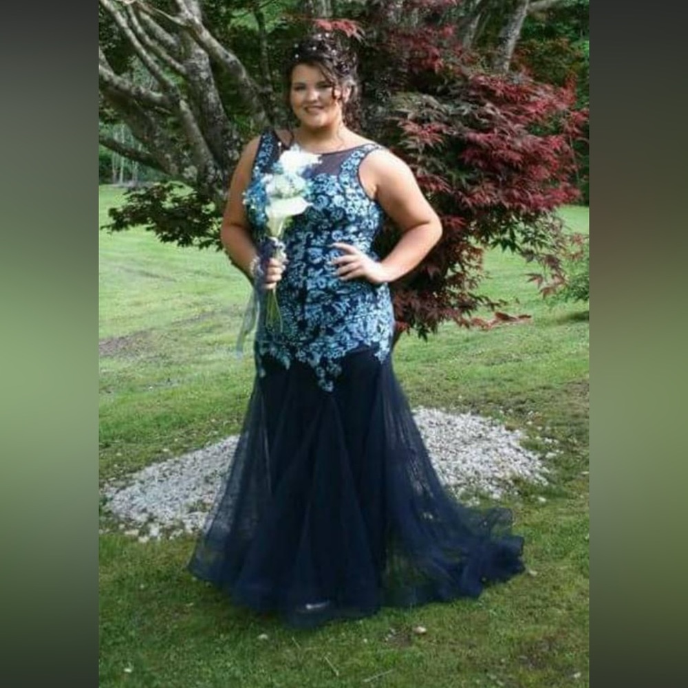 PROM DRESS! - Picture 2 of 2